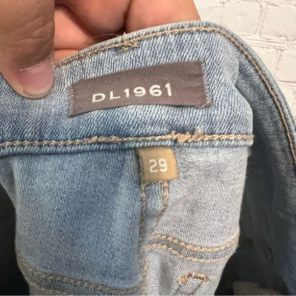 DL1961 Florence Cropped Mid Rise Instascuplt Light Wash Distressed Jean size 29 - Picture 7 of 7